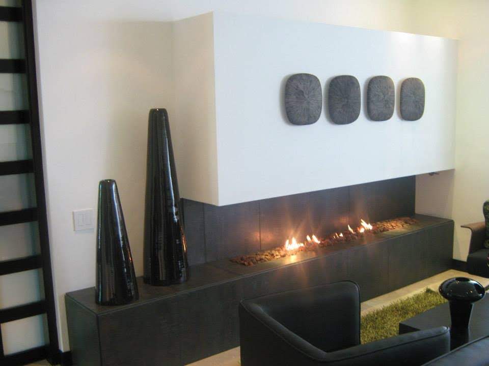 Chimenea decorativa a gas lineal en sala moderna