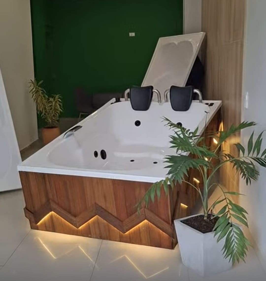 Jacuzzi con acabado en madera y luces ambientales en interior