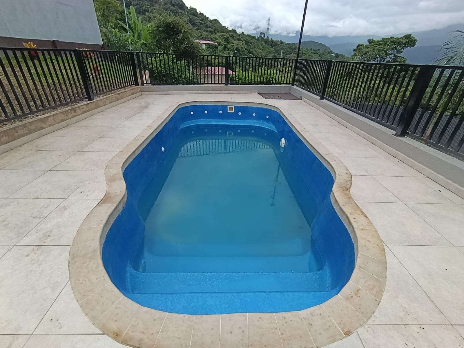 Piscina en fibra de vidrio con vista a las montañas